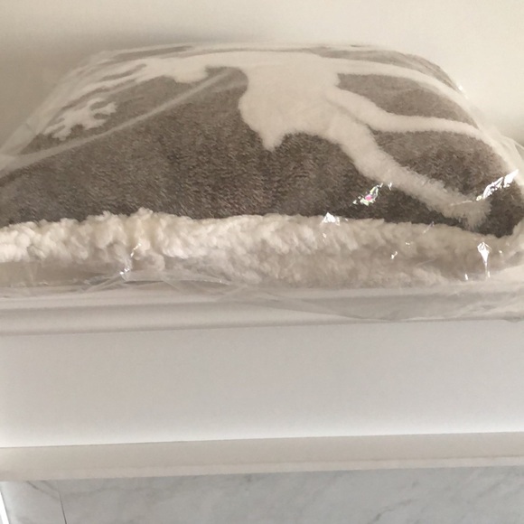 large NWT 20 by 20 inch brown deer cushion pillow - Picture 3 of 5